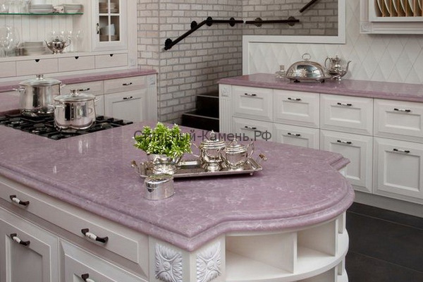 Фиолетовая столешница на кухне